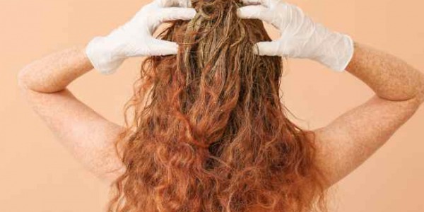 LES BIENFAITS DE LA COLORATION VÉGÉTALE SUR LES CHEVEUX