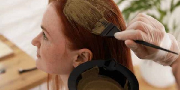 LA COLORATION VÉGÉTALE LE PLAISIR D'UN SOIN POUR COUVRIR LES CHEVEUX BLANCS