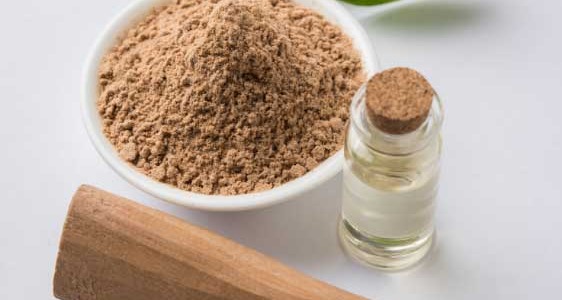 Les poudres ayurvédiques pour des cheveux toniques